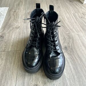 Black ankle boots patent leather Stradivarius